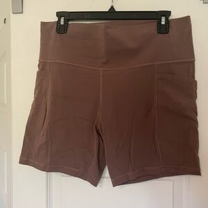 Athleta salutation 7” short in powervita